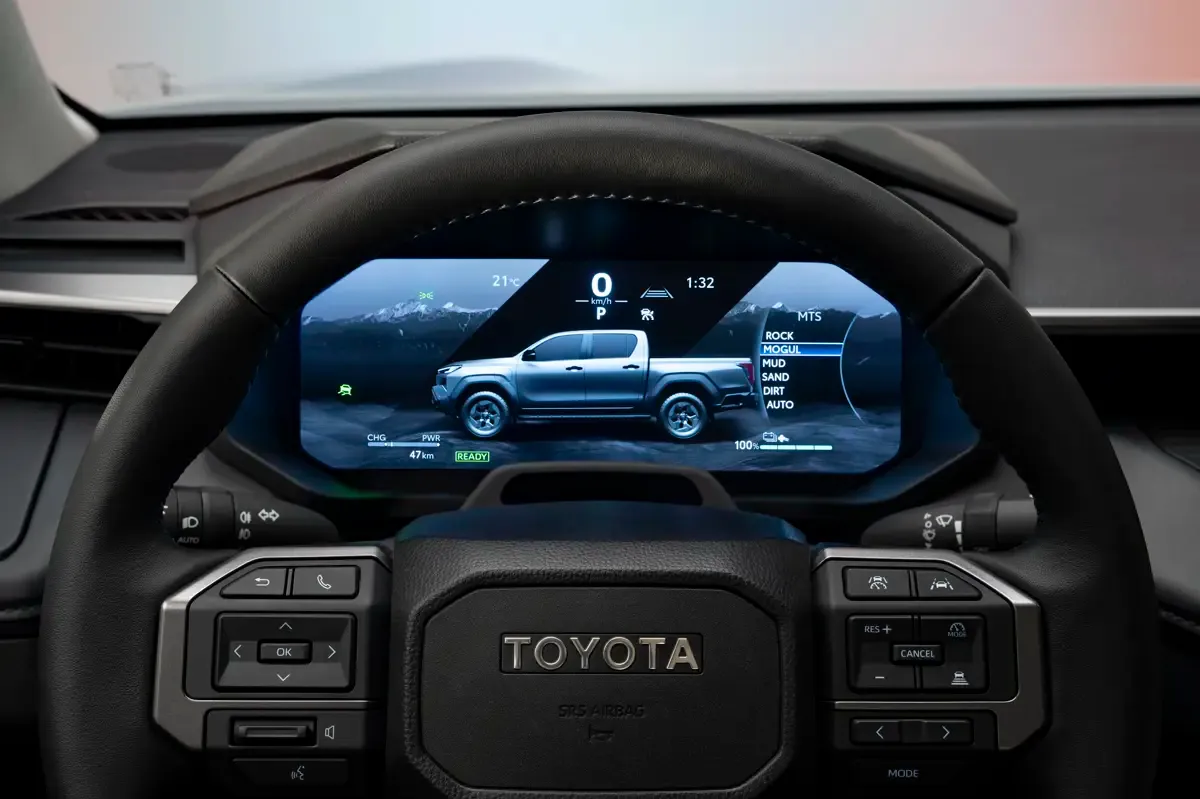 Elettronauti - Toyota Hilux BEV - Argento - Esterno - Vista anteriore a tre quarti