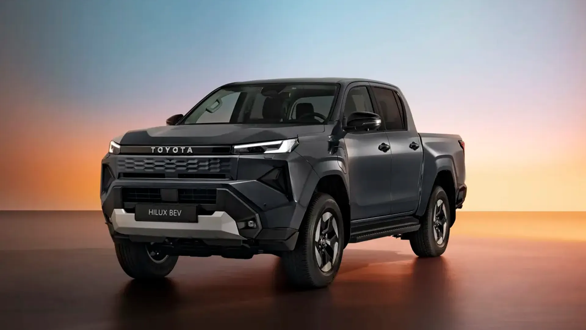 Elettronauti - Toyota Hilux BEV - Bianco - Esterno - Vista anteriore a tre quarti