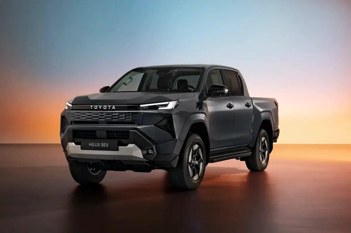 Elettronauti - Toyota Hilux BEV - Bianco - Esterno - Vista anteriore a tre quarti