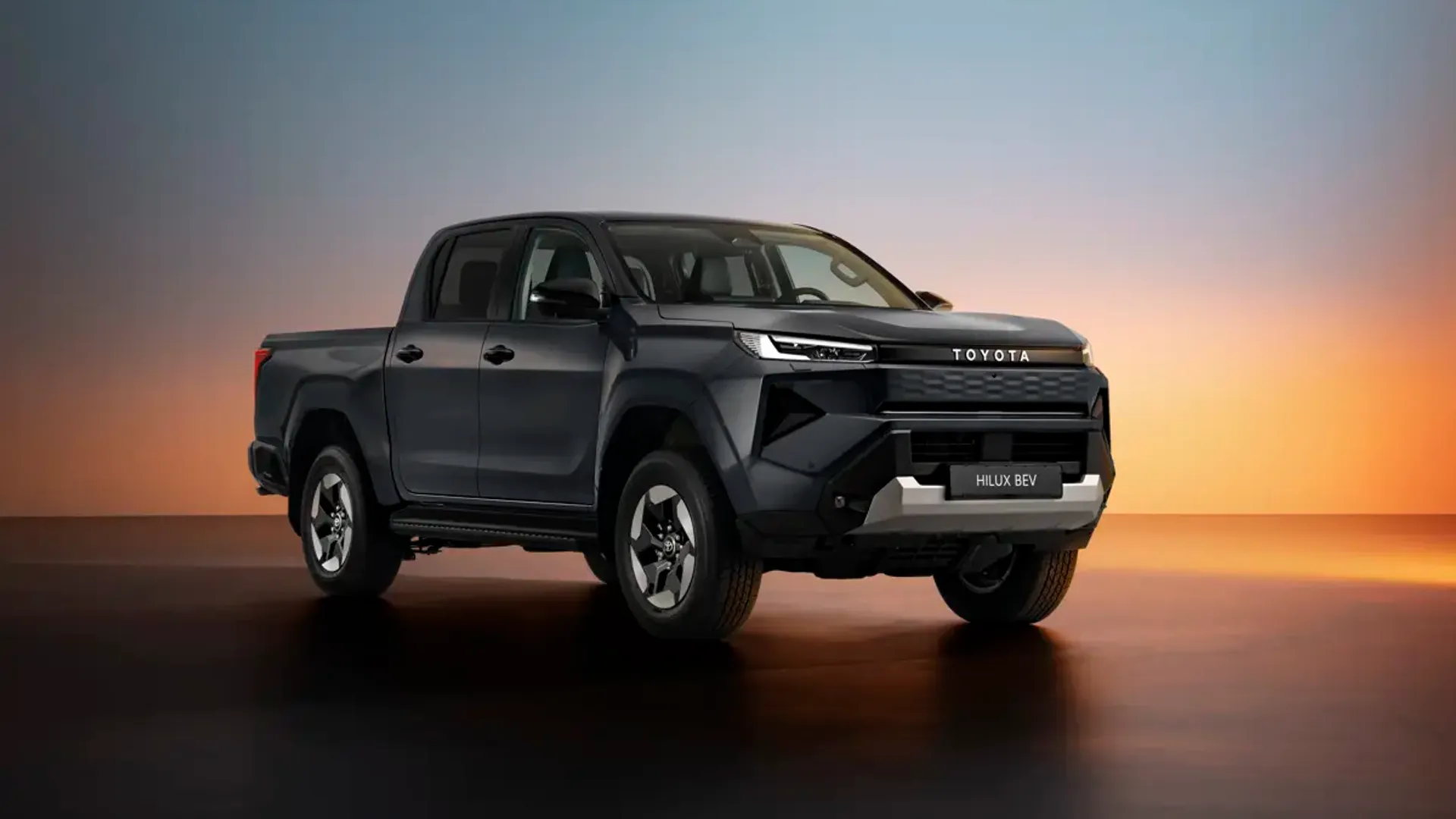 Elettronauti - Toyota Hilux BEV - Bianco - Esterno - Vista anteriore a tre quarti