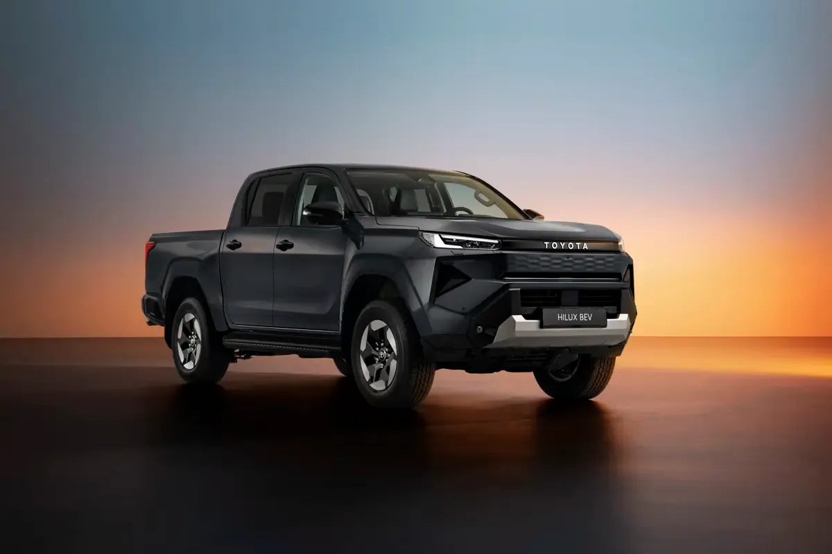 Elettronauti - Toyota Hilux BEV - Bianco - Esterno - Vista anteriore a tre quarti