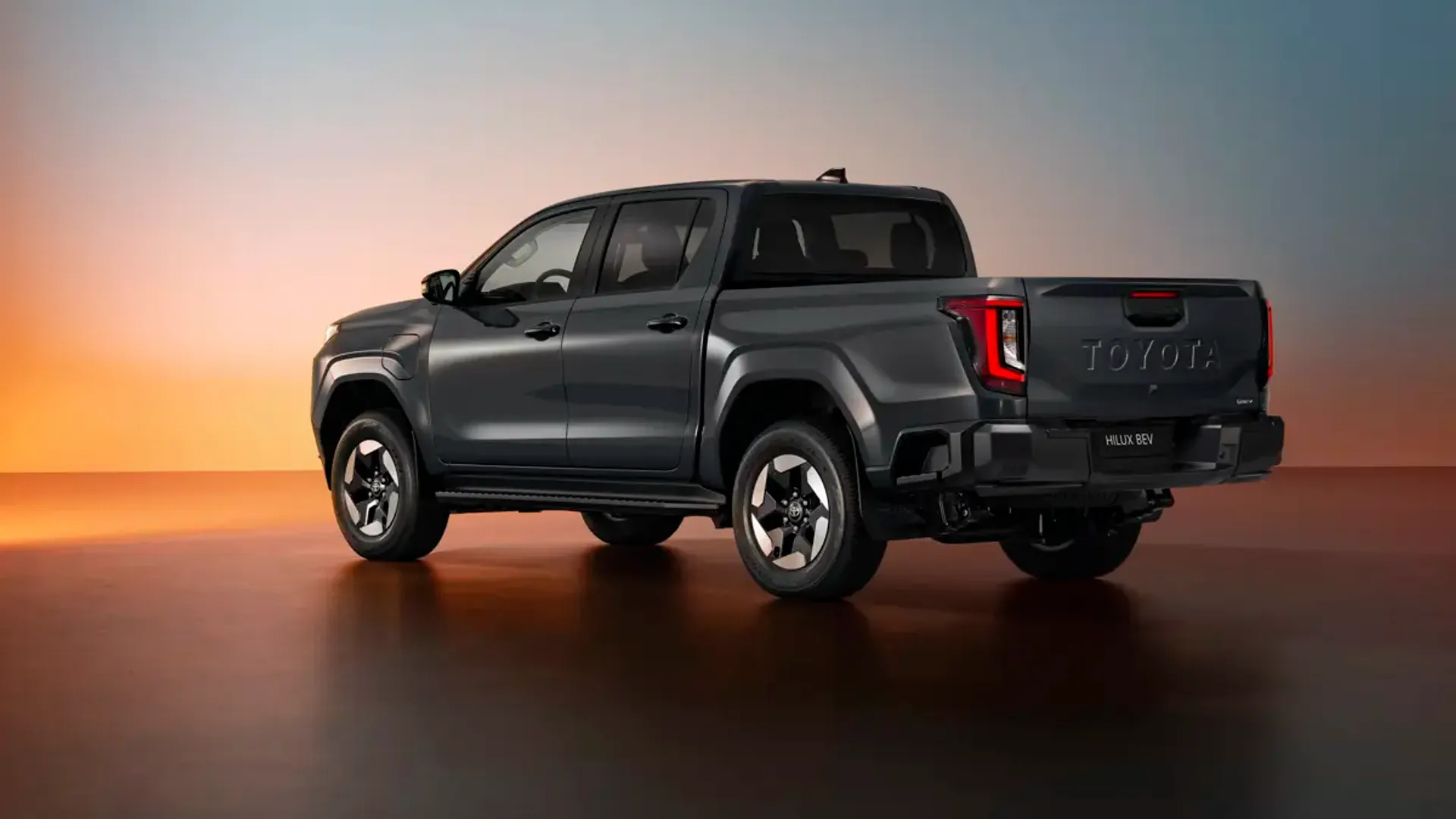 Elettronauti - Toyota Hilux BEV - Bianco - Esterno - Vista anteriore a tre quarti