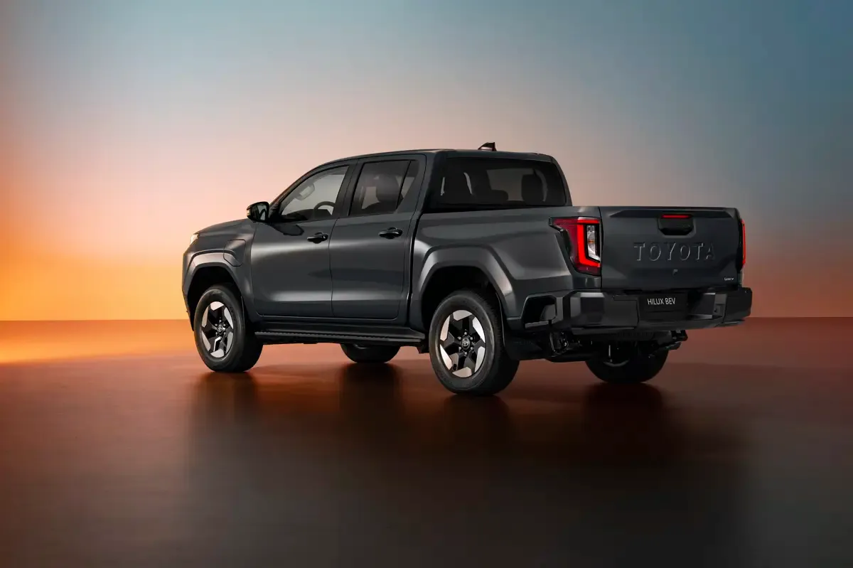Elettronauti - Toyota Hilux BEV - Bianco - Esterno - Vista anteriore a tre quarti