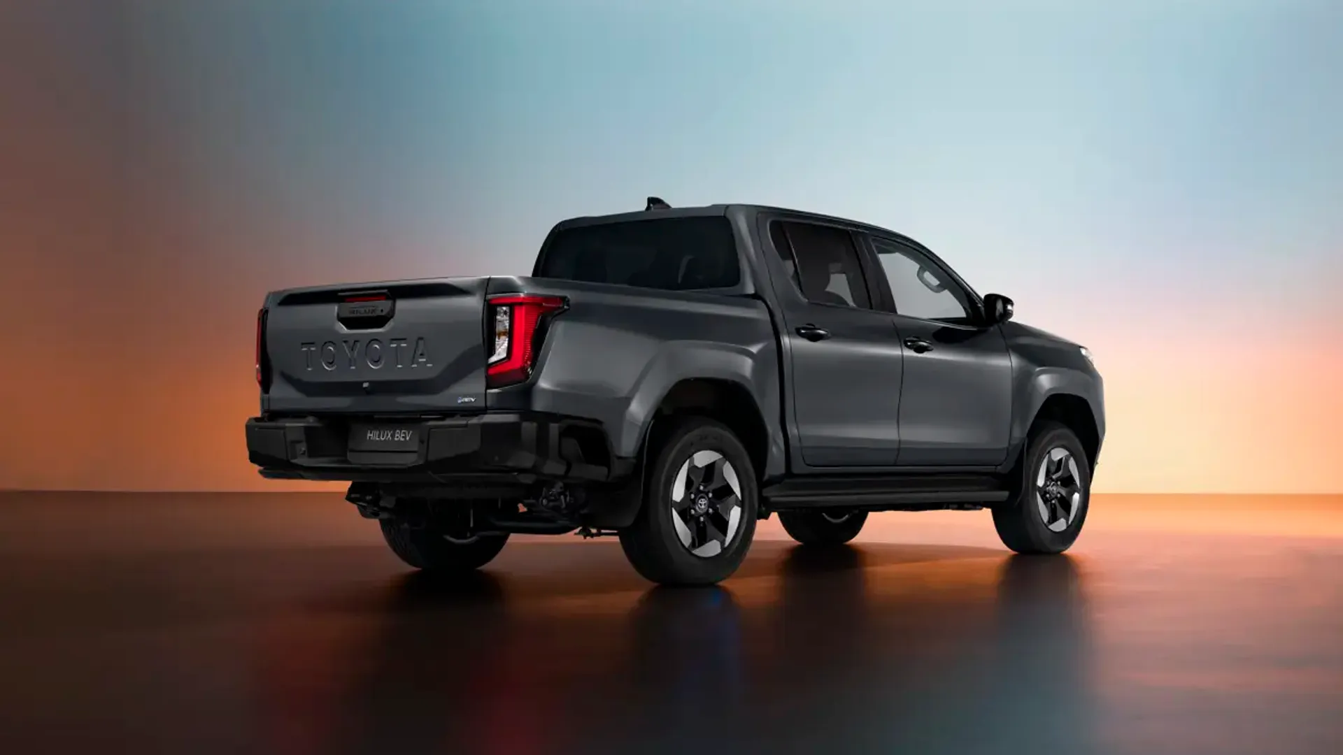 Elettronauti - Toyota Hilux BEV - Bianco - Esterno - Vista anteriore a tre quarti