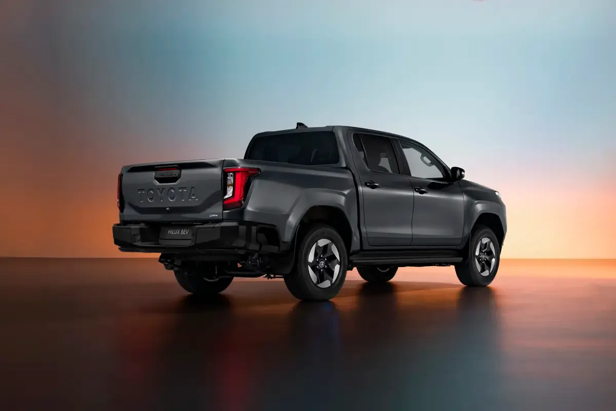 Elettronauti - Toyota Hilux BEV - Bianco - Esterno - Vista anteriore a tre quarti