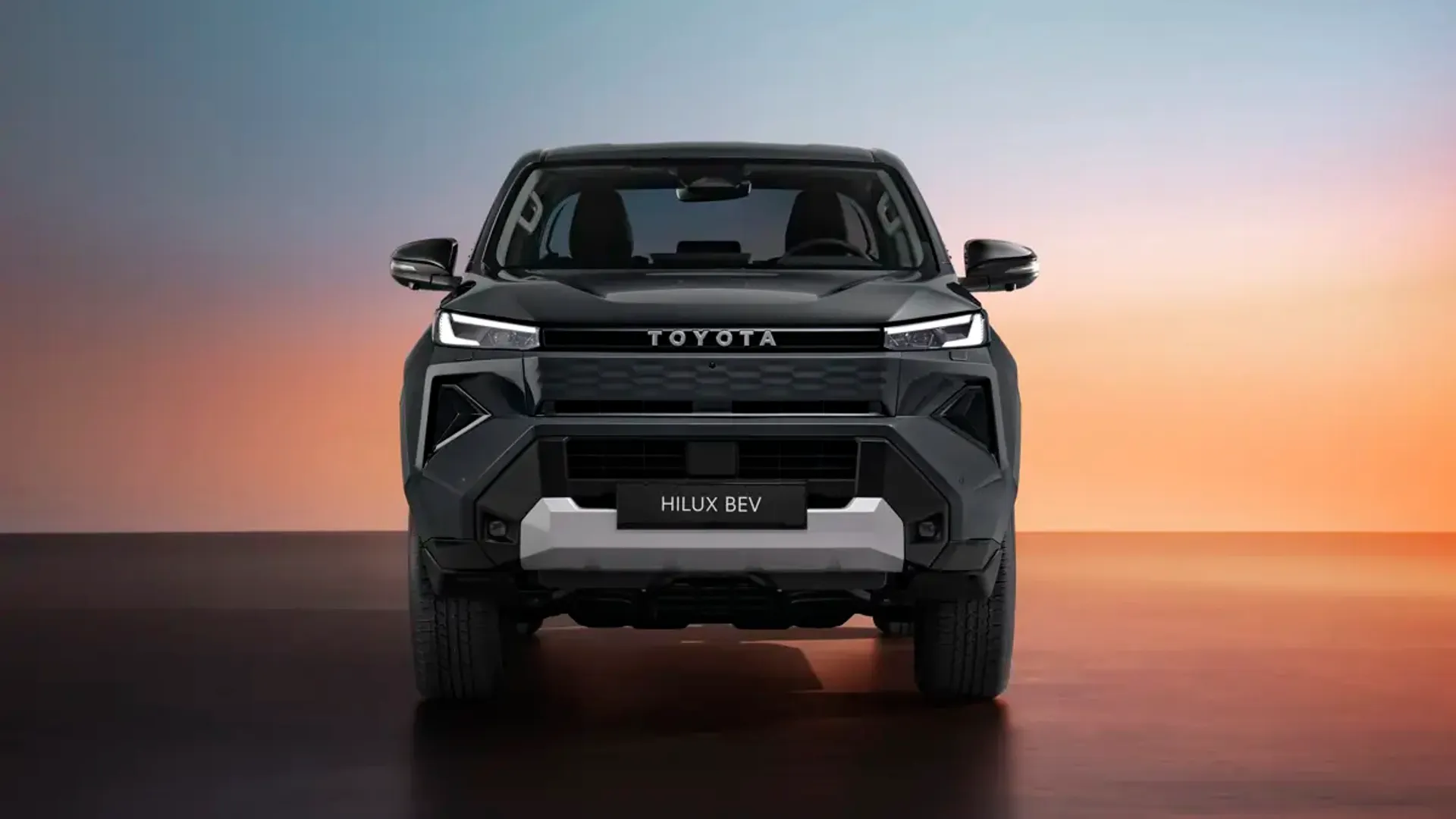 Elettronauti - Toyota Hilux BEV - Bianco - Esterno - Vista anteriore a tre quarti