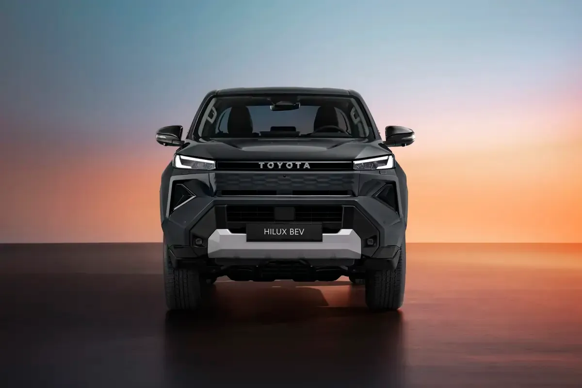 Elettronauti - Toyota Hilux BEV - Bianco - Esterno - Vista anteriore a tre quarti