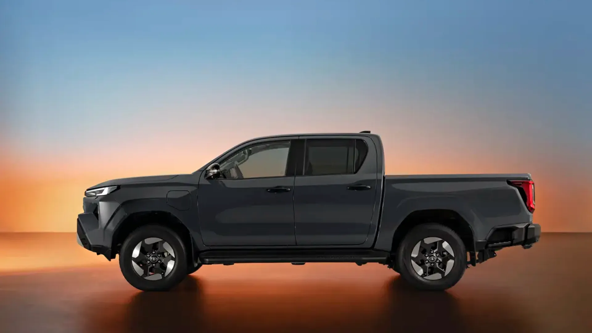 Elettronauti - Toyota Hilux BEV - Bianco - Esterno - Vista anteriore a tre quarti