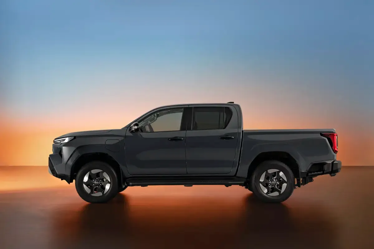 Elettronauti - Toyota Hilux BEV - Bianco - Esterno - Vista anteriore a tre quarti
