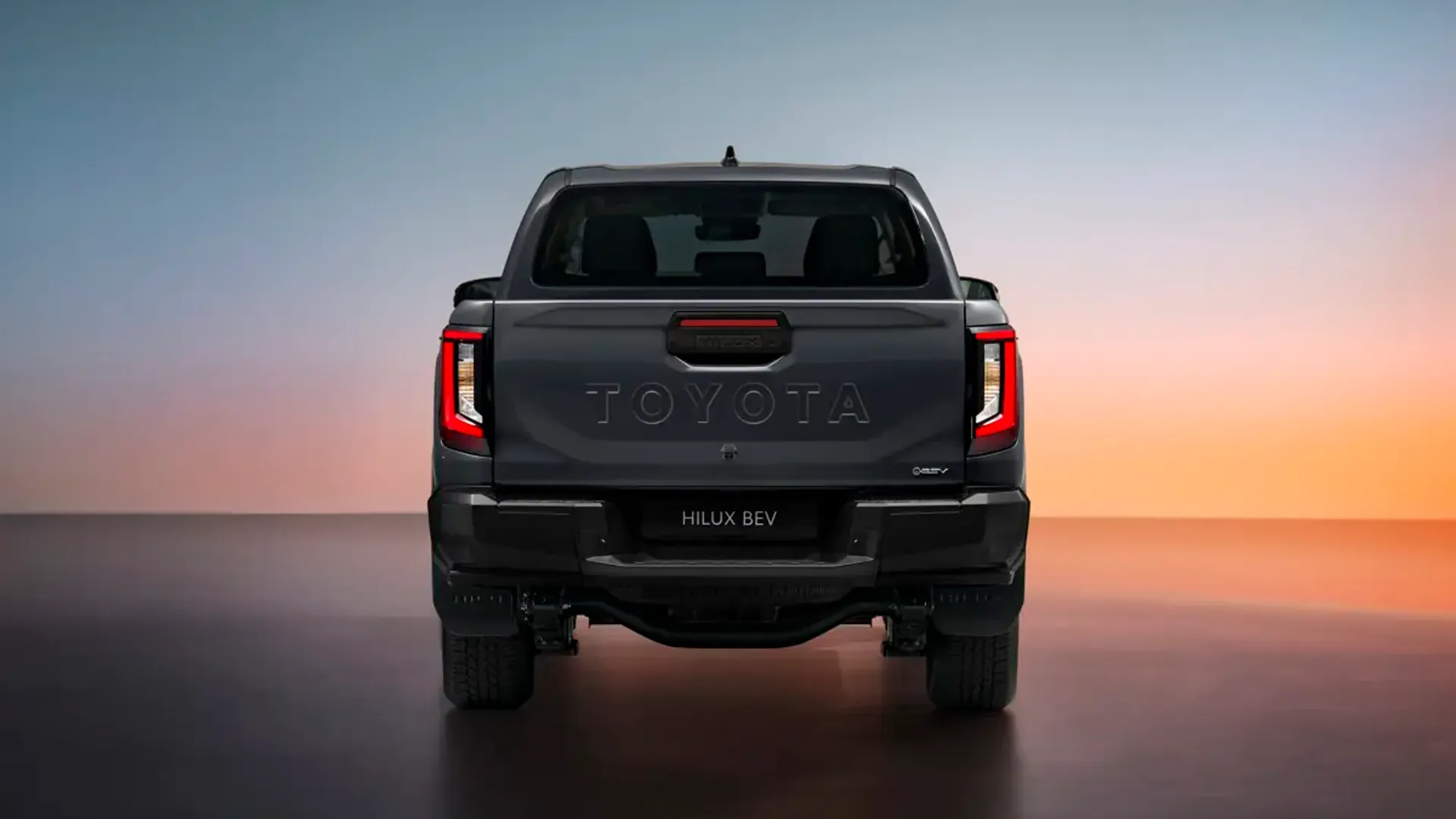 Elettronauti - Toyota Hilux BEV - Bianco - Esterno - Vista anteriore a tre quarti