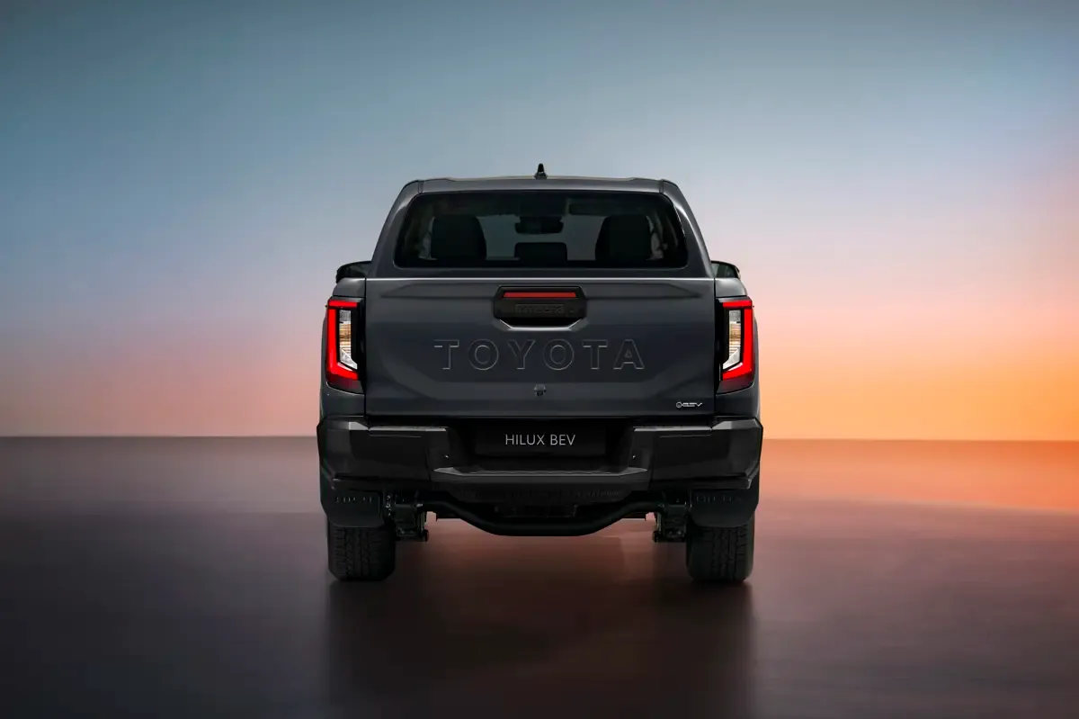Elettronauti - Toyota Hilux BEV - Bianco - Esterno - Vista anteriore a tre quarti