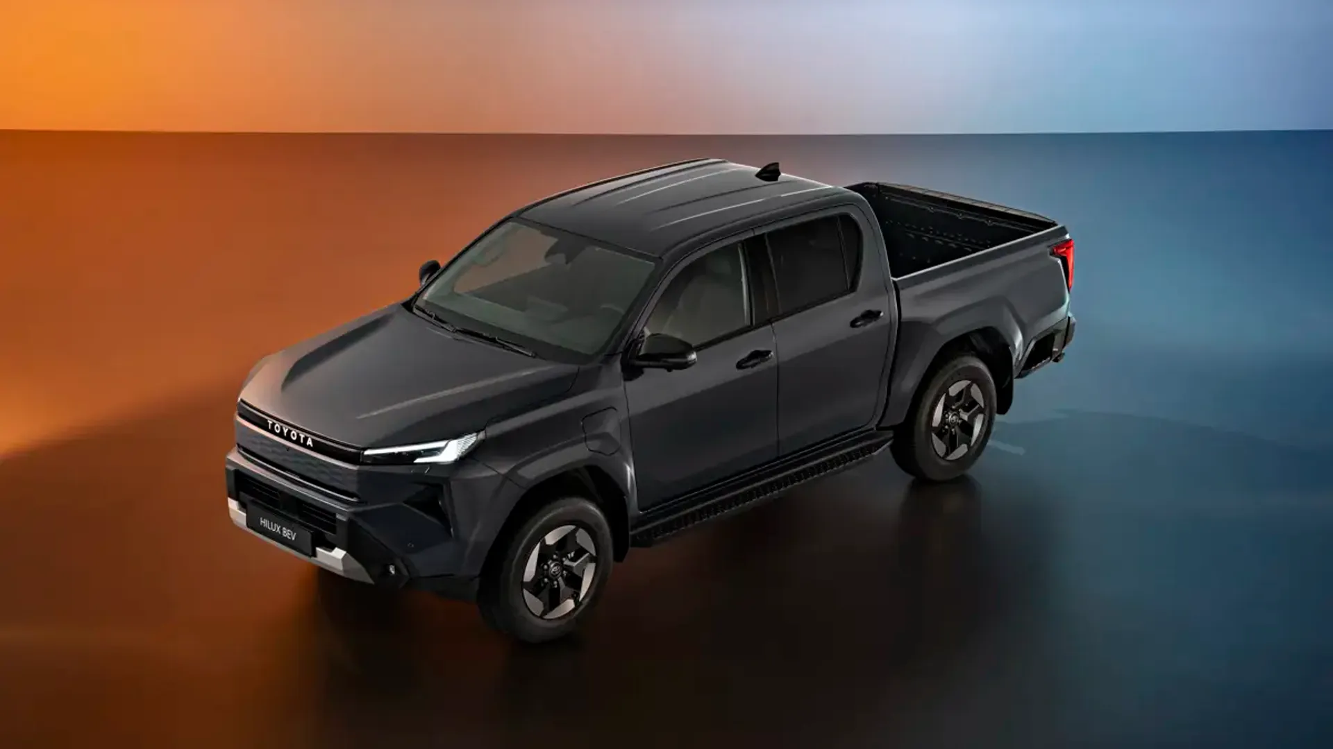Elettronauti - Toyota Hilux BEV - Bianco - Esterno - Vista anteriore a tre quarti