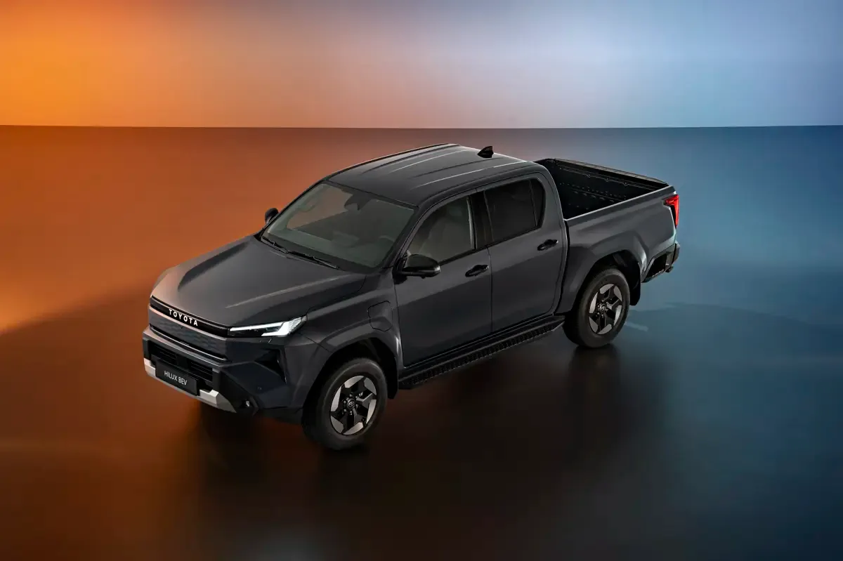 Elettronauti - Toyota Hilux BEV - Bianco - Esterno - Vista anteriore a tre quarti