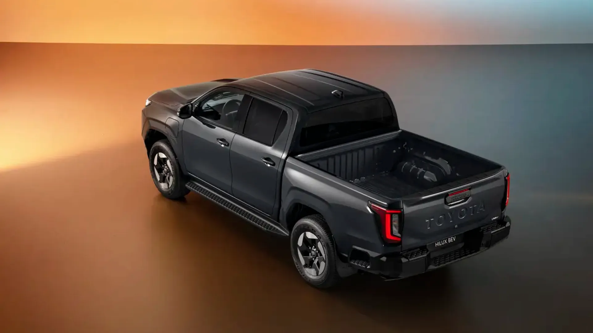 Elettronauti - Toyota Hilux BEV - Bianco - Esterno - Vista anteriore a tre quarti