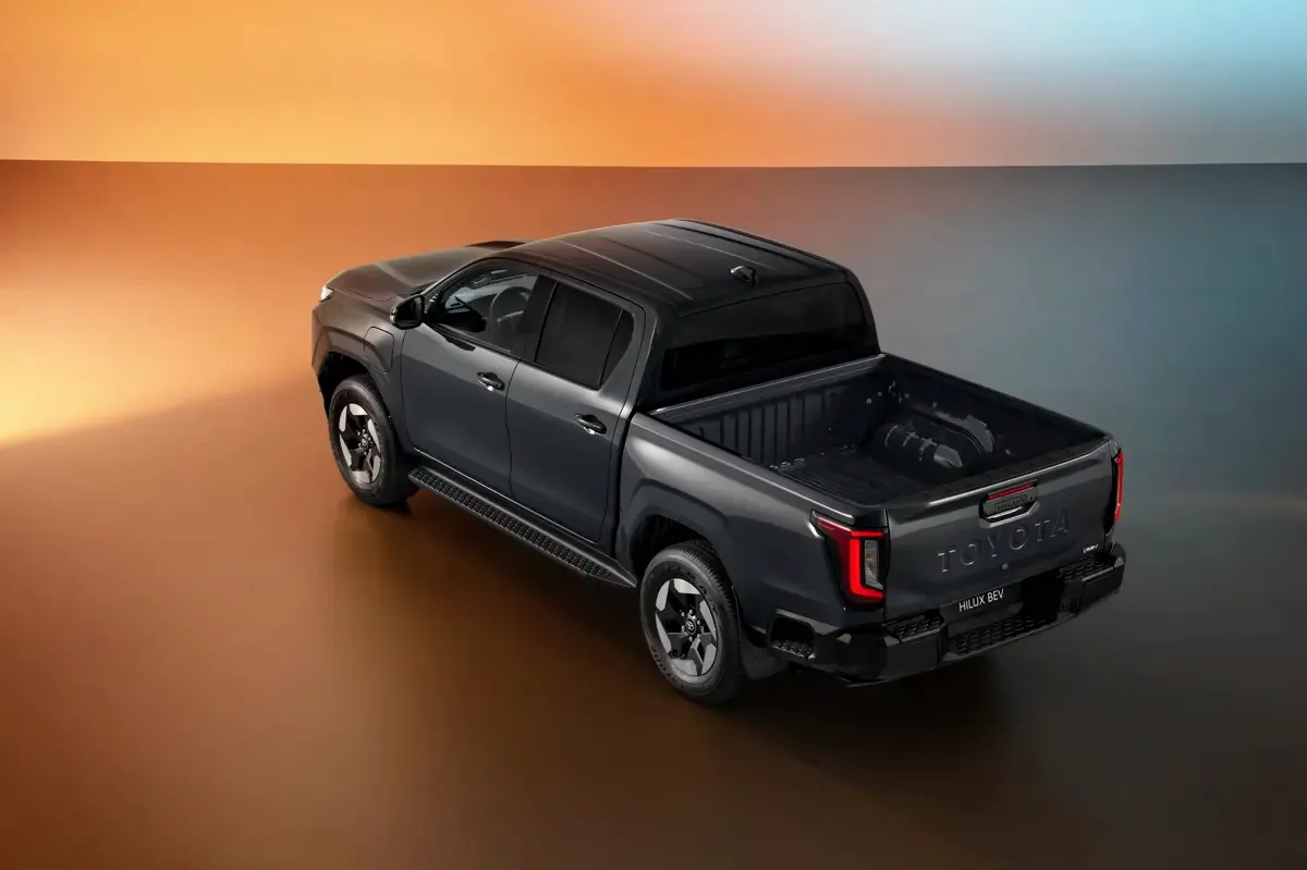 Elettronauti - Toyota Hilux BEV - Bianco - Esterno - Vista anteriore a tre quarti
