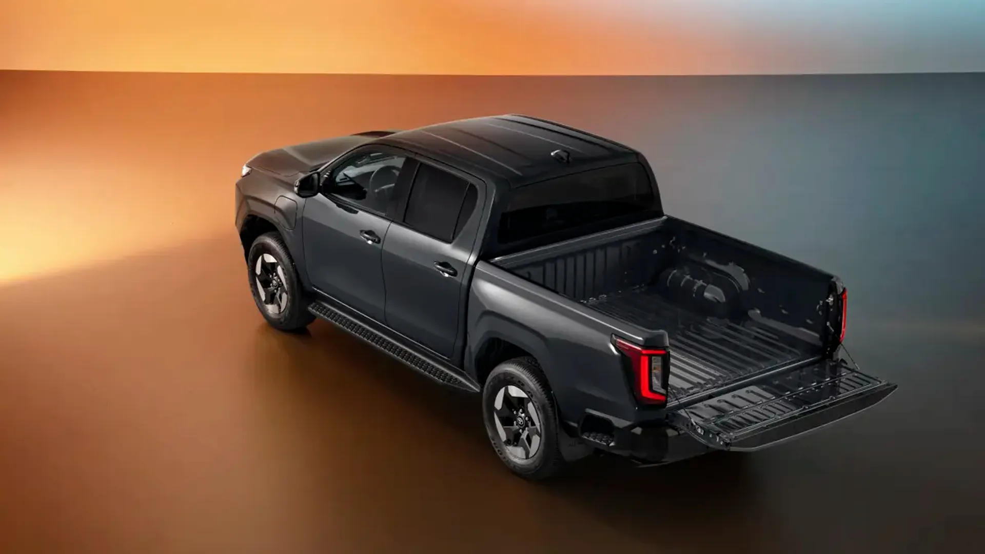 Elettronauti - Toyota Hilux BEV - Bianco - Esterno - Vista anteriore a tre quarti