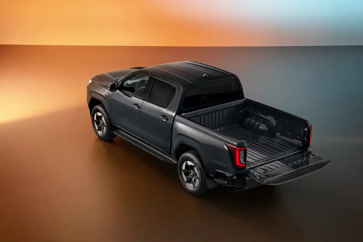 Elettronauti - Toyota Hilux BEV - Bianco - Esterno - Vista anteriore a tre quarti