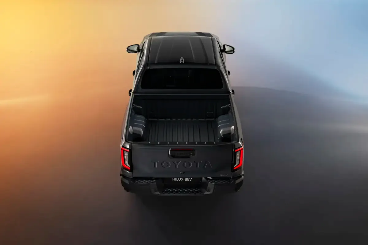 Elettronauti - Toyota Hilux BEV - Bianco - Esterno - Vista anteriore a tre quarti