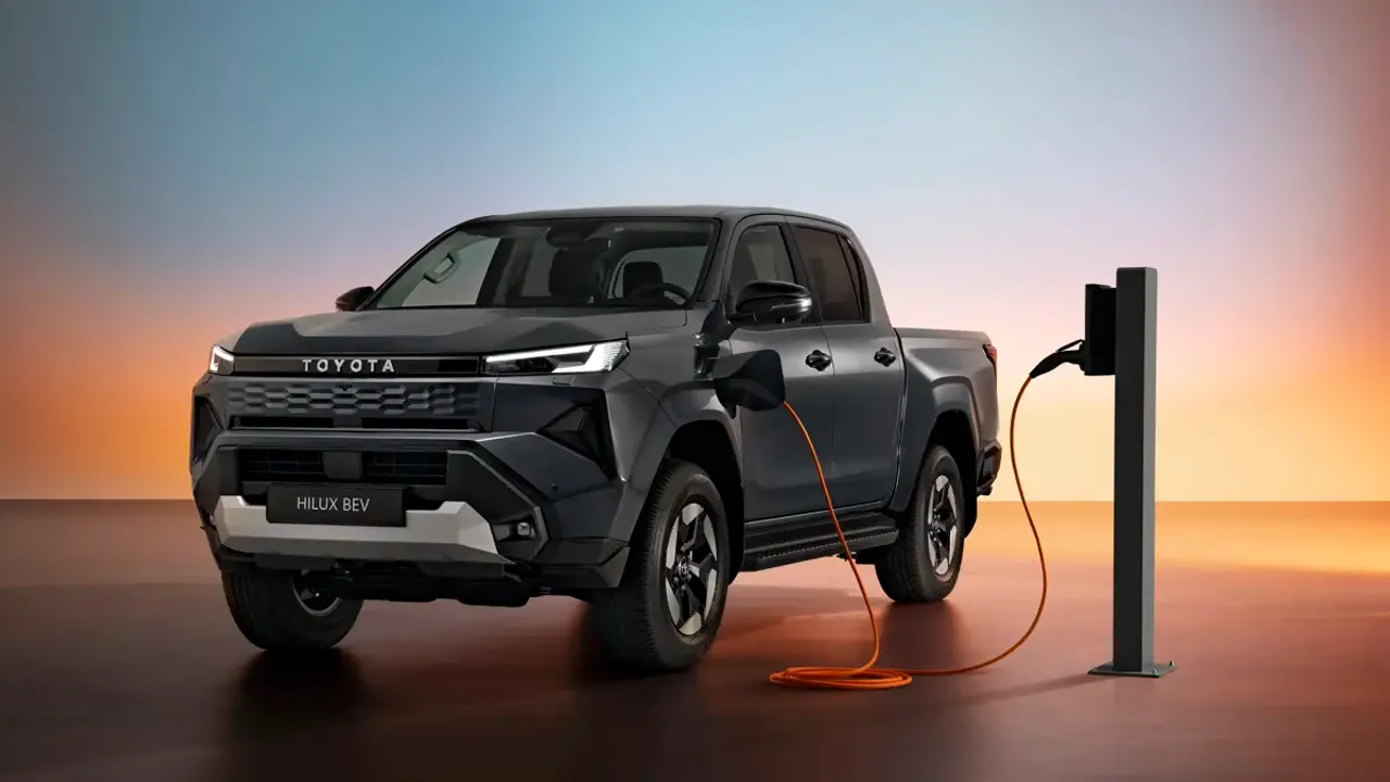 Elettronauti - Toyota Hilux BEV - Bianco - Esterno - Vista anteriore a tre quarti