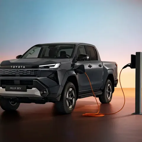 Elettronauti - Toyota Hilux BEV - Bianco - Esterno - Vista anteriore a tre quarti