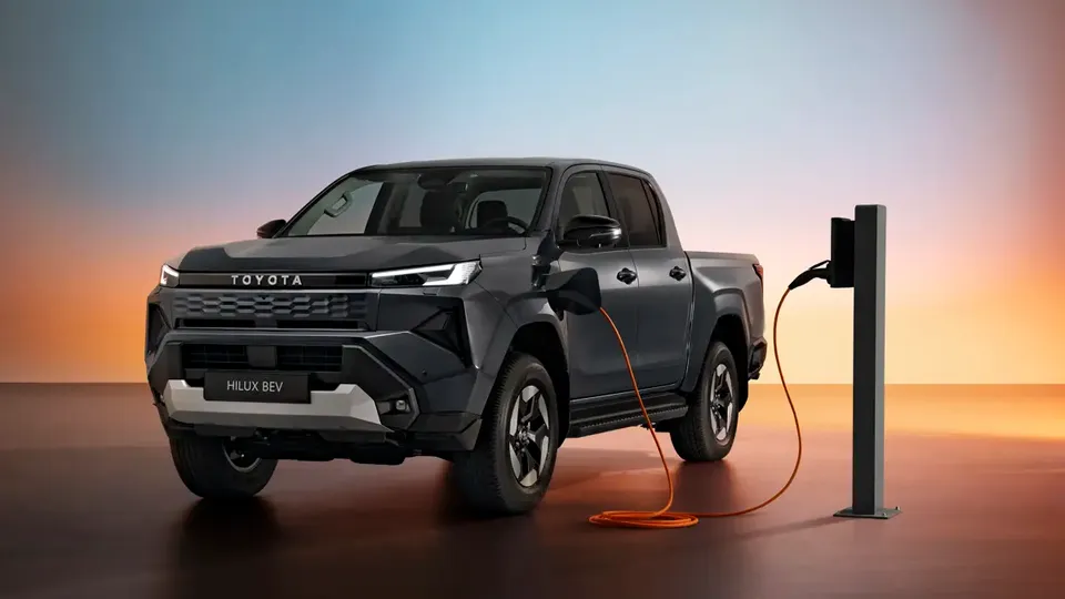 Elettronauti - Toyota Hilux BEV - Bianco - Esterno - Vista anteriore a tre quarti