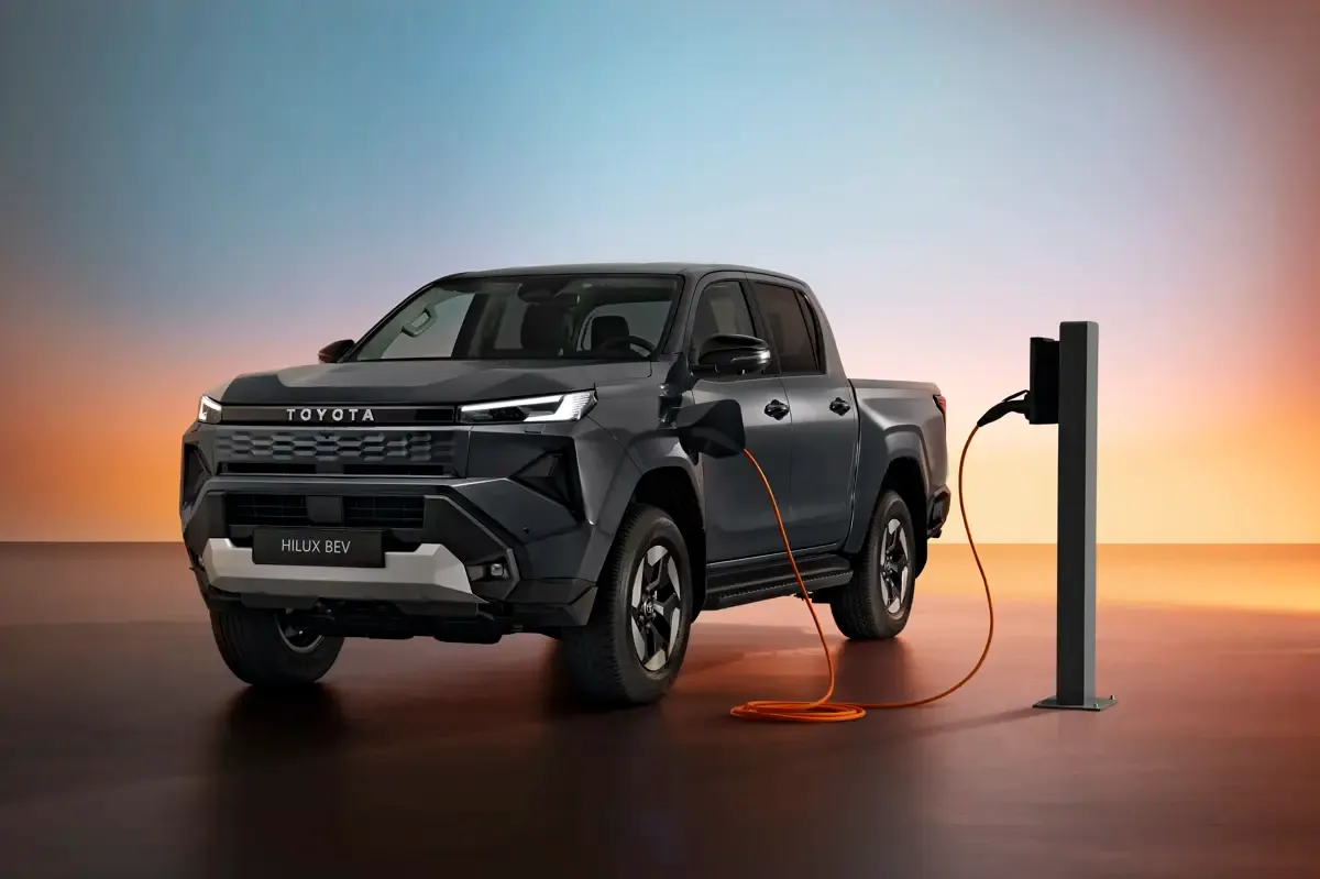 Elettronauti - Toyota Hilux BEV - Bianco - Esterno - Vista anteriore a tre quarti