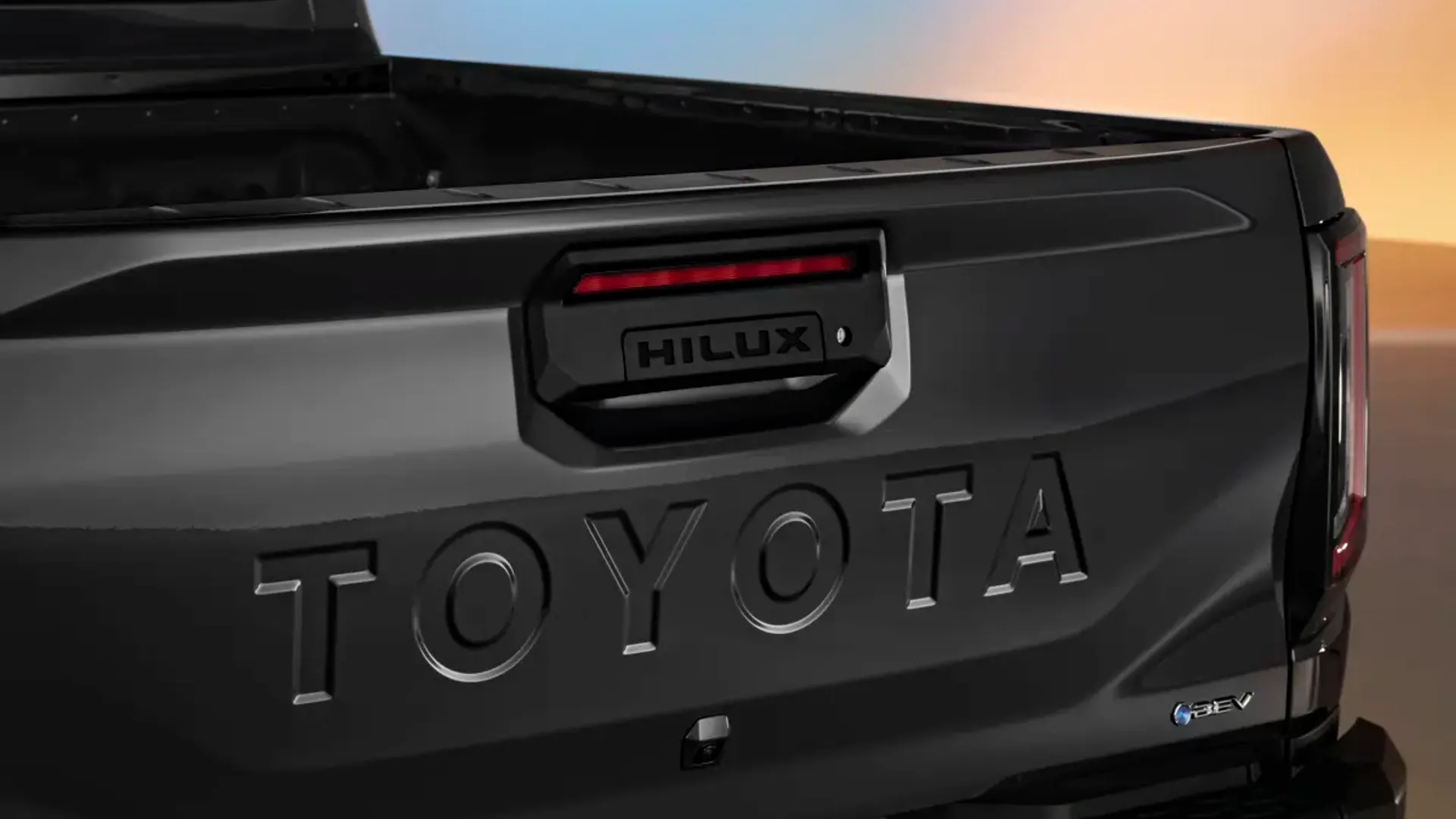 Elettronauti - Toyota Hilux BEV - Bianco - Esterno - Vista anteriore a tre quarti