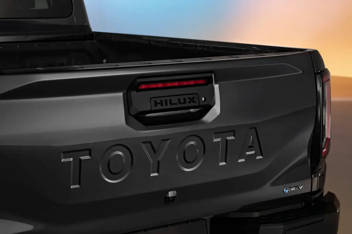 Elettronauti - Toyota Hilux BEV - Bianco - Esterno - Vista anteriore a tre quarti