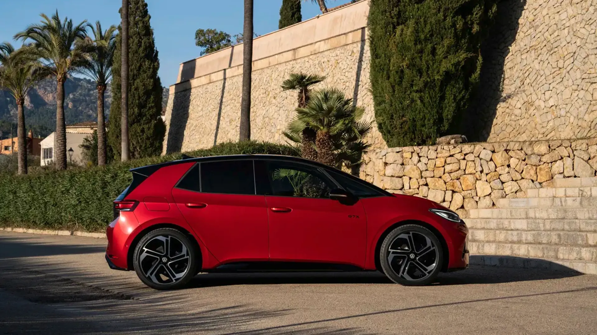 Elettronauti - Volkswagen ID.3 GTX - Rosso - Esterno - Vista anteriore a tre quarti
