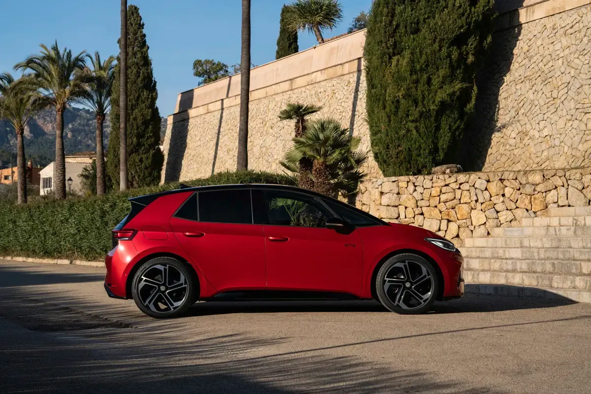 Elettronauti - Volkswagen ID.3 GTX - Rosso - Esterno - Vista anteriore a tre quarti