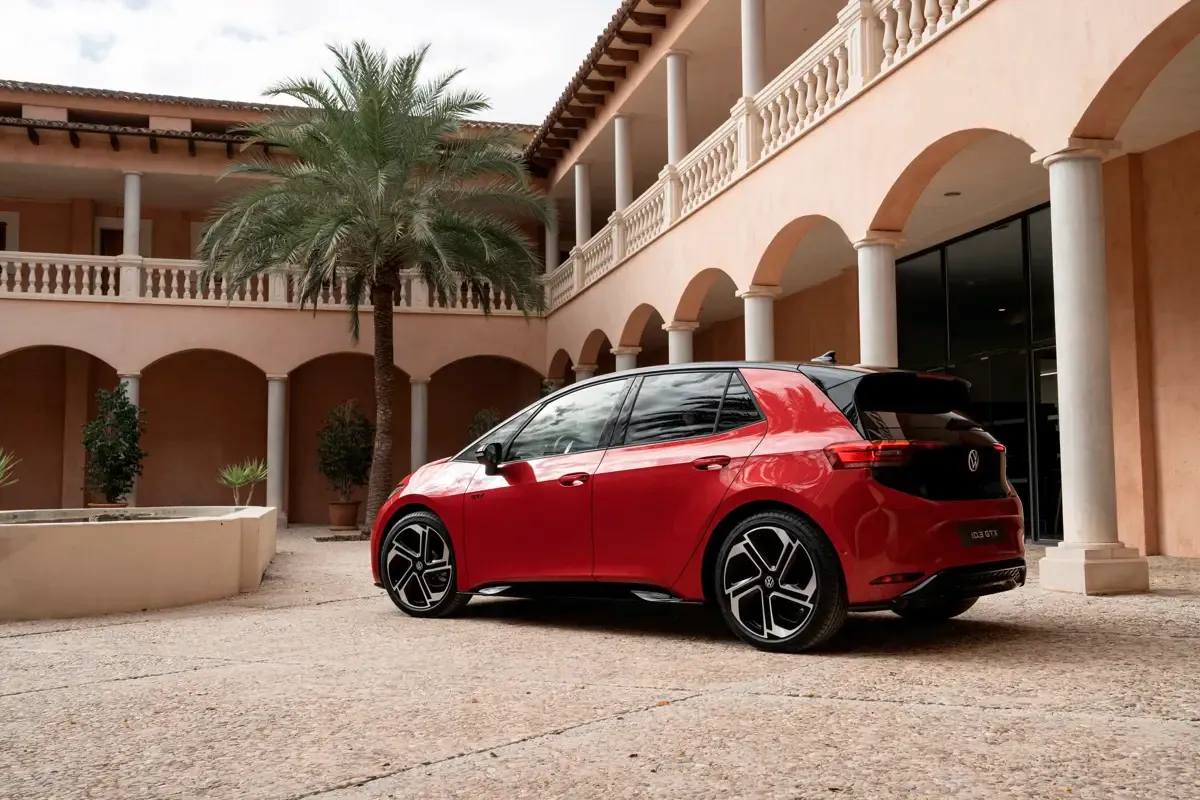 Elettronauti - Volkswagen ID.3 GTX - Rosso - Esterno - Vista anteriore a tre quarti
