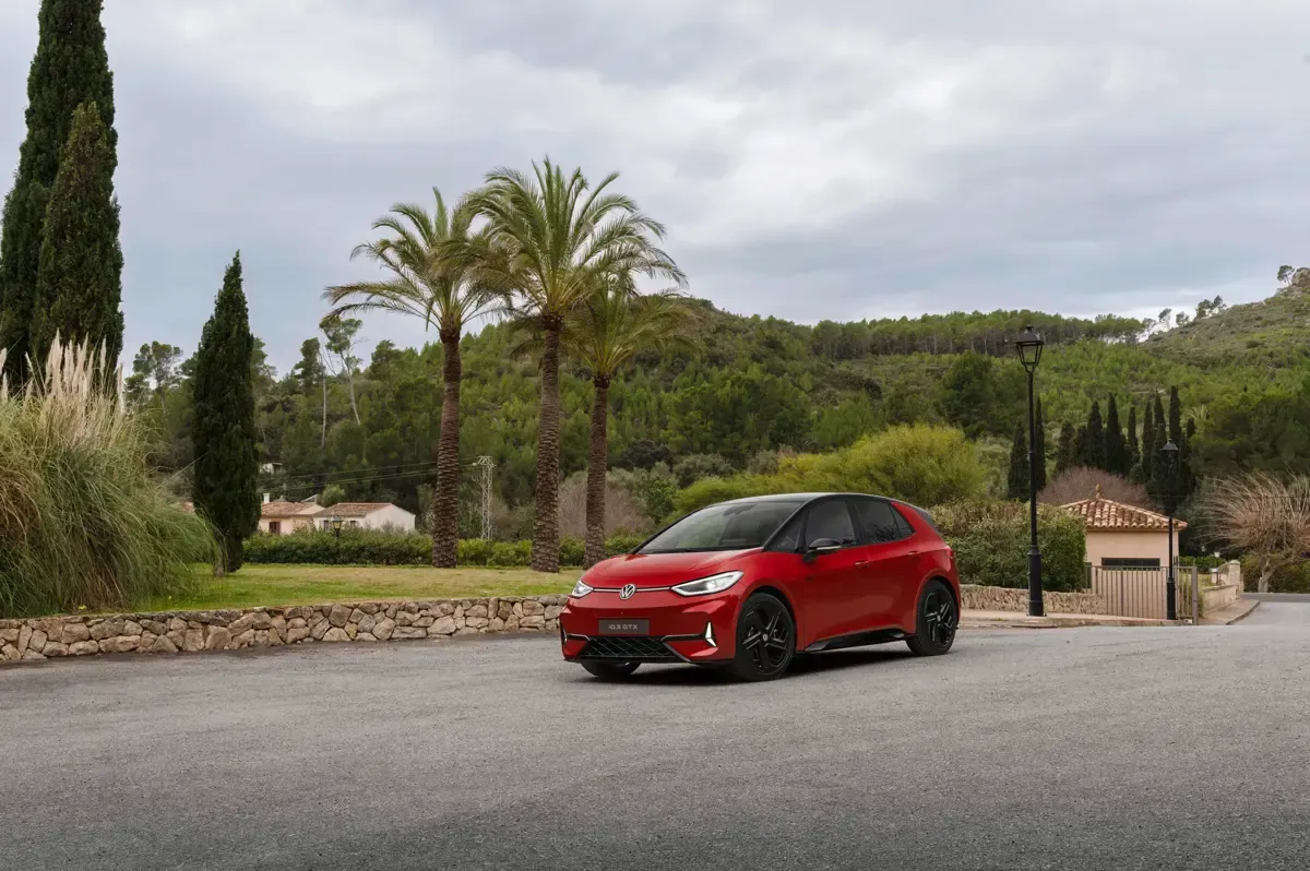 Elettronauti - Volkswagen ID.3 GTX - Rosso - Esterno - Vista anteriore a tre quarti