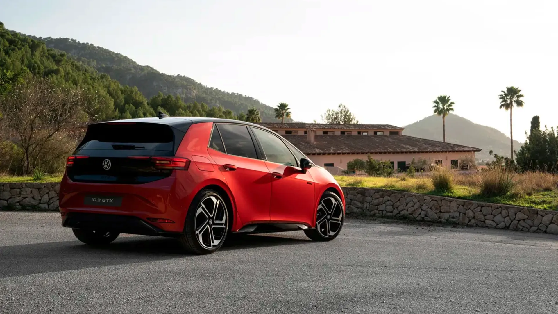 Elettronauti - Volkswagen ID.3 GTX - Rosso - Esterno - Vista anteriore a tre quarti