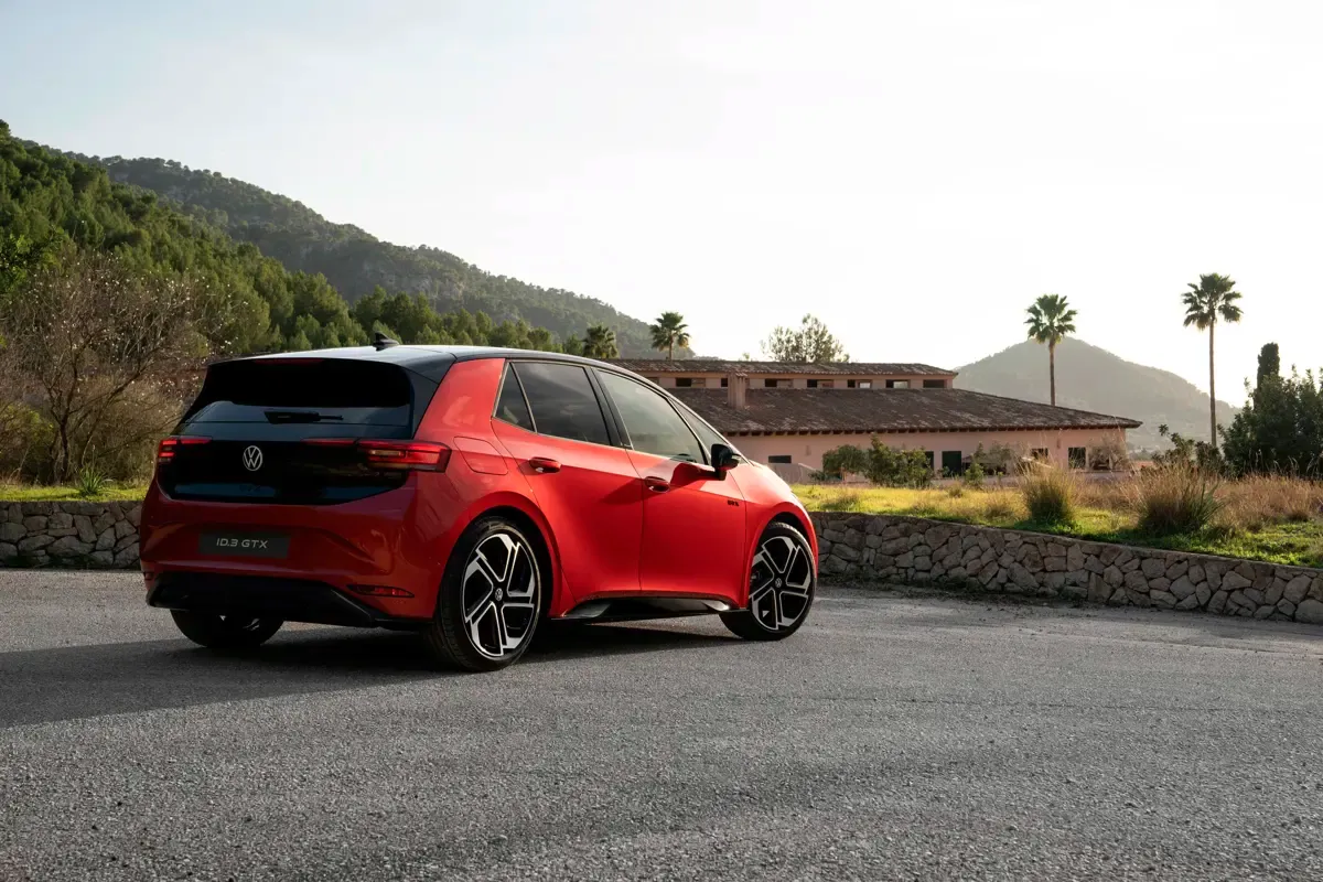 Elettronauti - Volkswagen ID.3 GTX - Rosso - Esterno - Vista anteriore a tre quarti