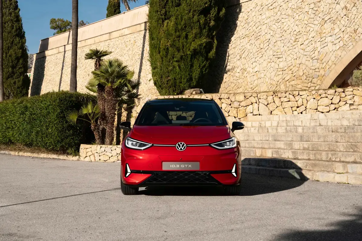 Elettronauti - Volkswagen ID.3 GTX - Rosso - Esterno - Vista anteriore a tre quarti