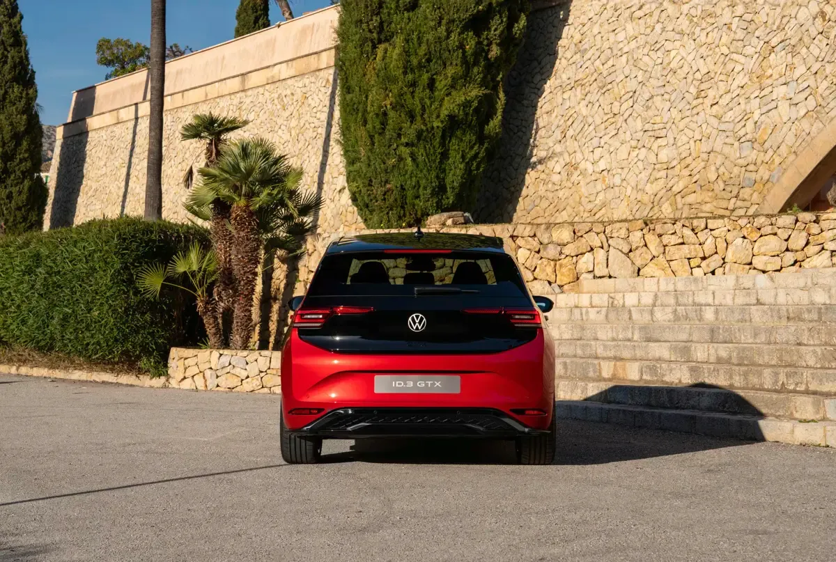 Elettronauti - Volkswagen ID.3 GTX - Rosso - Esterno - Vista anteriore a tre quarti
