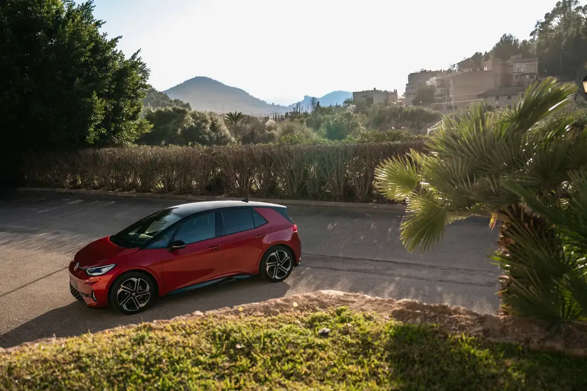 Elettronauti - Volkswagen ID.3 GTX - Rosso - Esterno - Vista anteriore a tre quarti