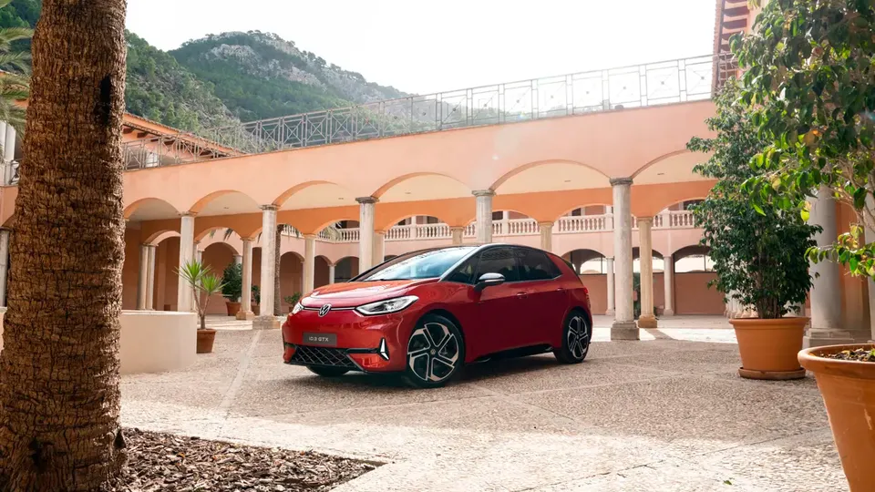 Elettronauti - Volkswagen ID.3 GTX - Rosso - Esterno - Vista anteriore a tre quarti