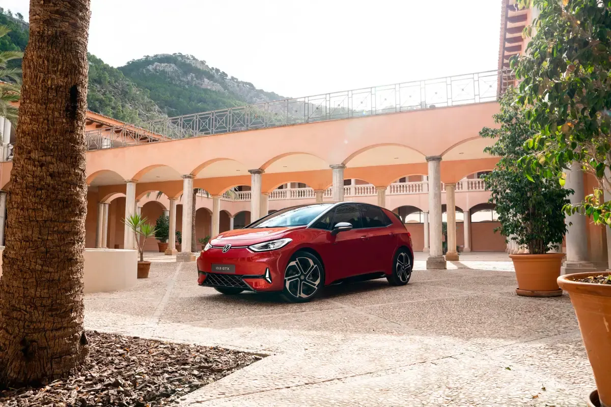 Elettronauti - Volkswagen ID.3 GTX - Rosso - Esterno - Vista anteriore a tre quarti