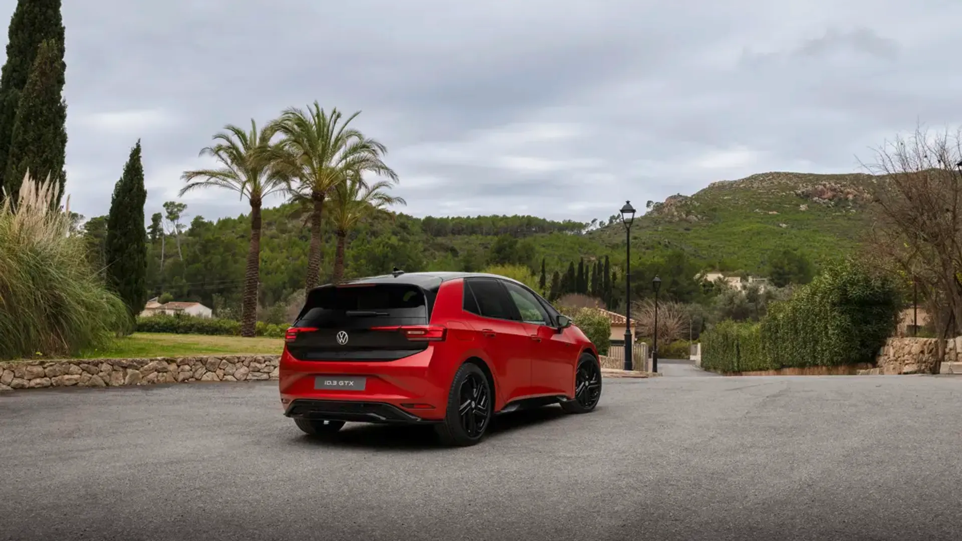 Elettronauti - Volkswagen ID.3 GTX - Rosso - Esterno - Vista anteriore a tre quarti