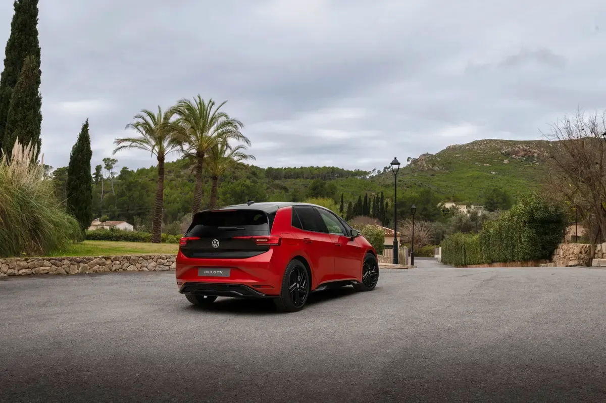 Elettronauti - Volkswagen ID.3 GTX - Rosso - Esterno - Vista anteriore a tre quarti