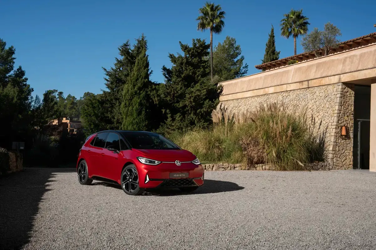 Elettronauti - Volkswagen ID.3 GTX - Rosso - Esterno - Vista anteriore a tre quarti