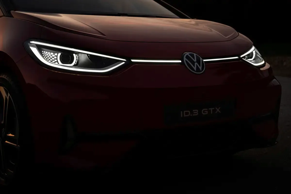 Elettronauti - Volkswagen ID.3 GTX - Rosso - Esterno - Vista anteriore a tre quarti