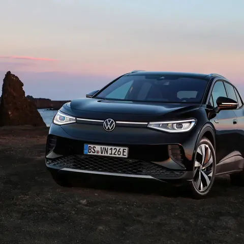 Elettronauti - Volkswagen ID.4 Pro 4MOTION (2026) - Blu - Esterno - Vista anteriore a tre quarti