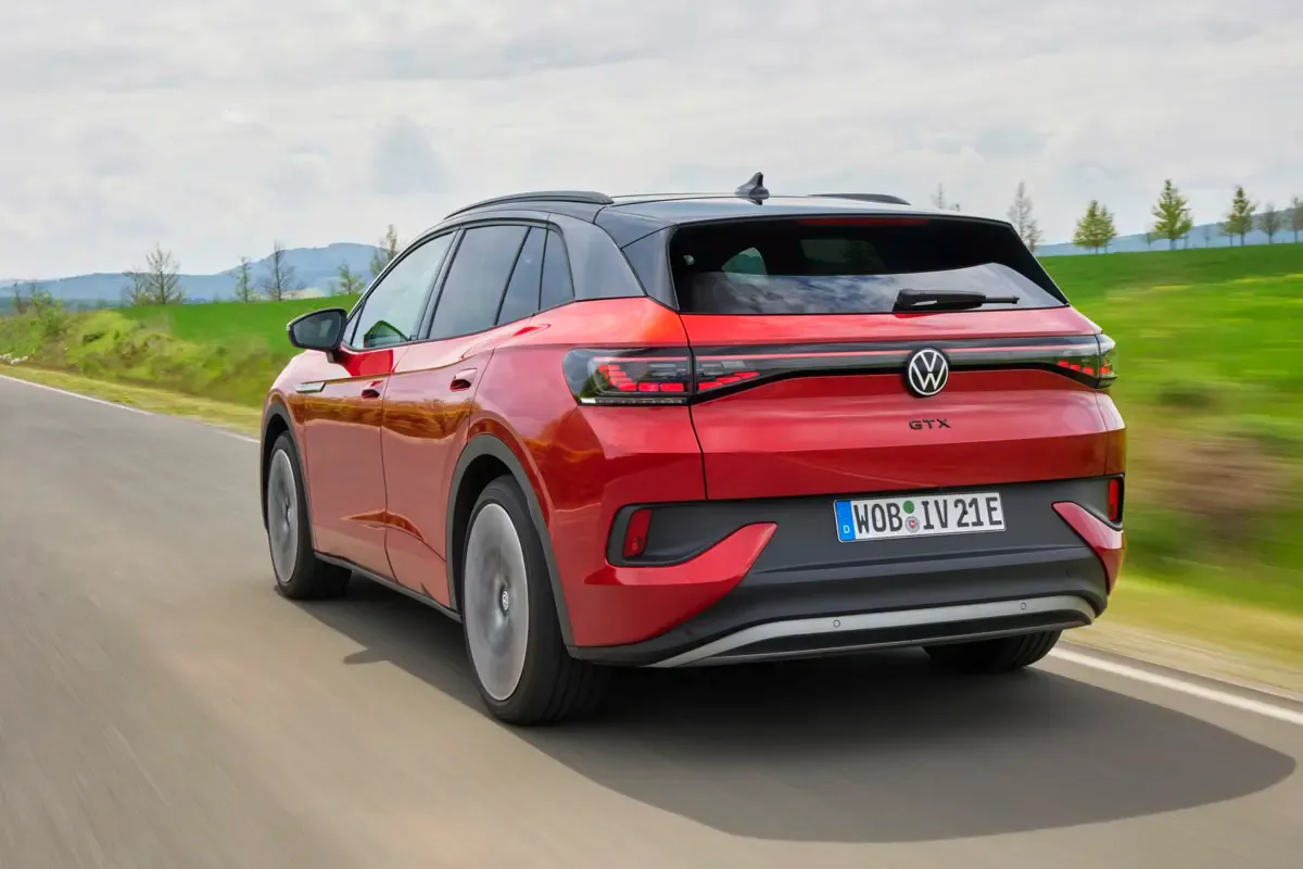 Elettronauti - Volkswagen ID.4 GTX 4MOTION - Rosso - Esterno - Vista anteriore a tre quarti