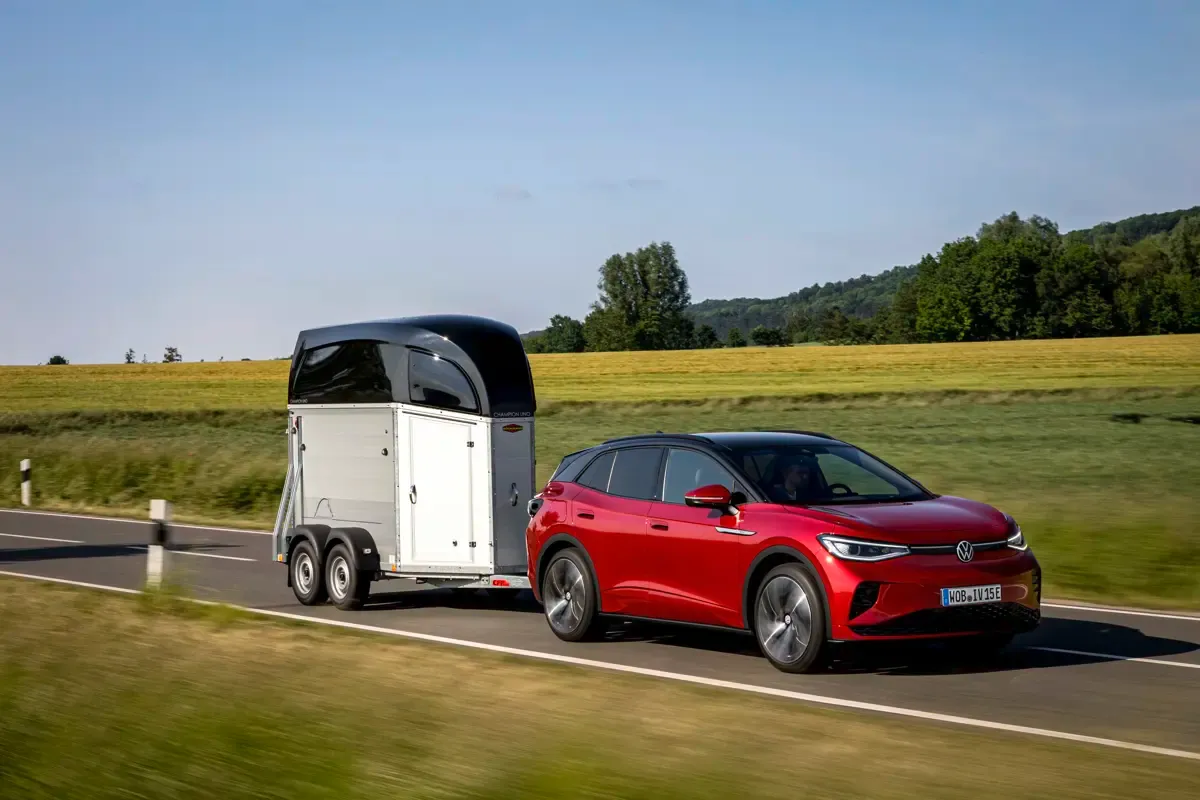 Elettronauti - Volkswagen ID.4 GTX 4MOTION - Rosso - Esterno - Vista anteriore a tre quarti