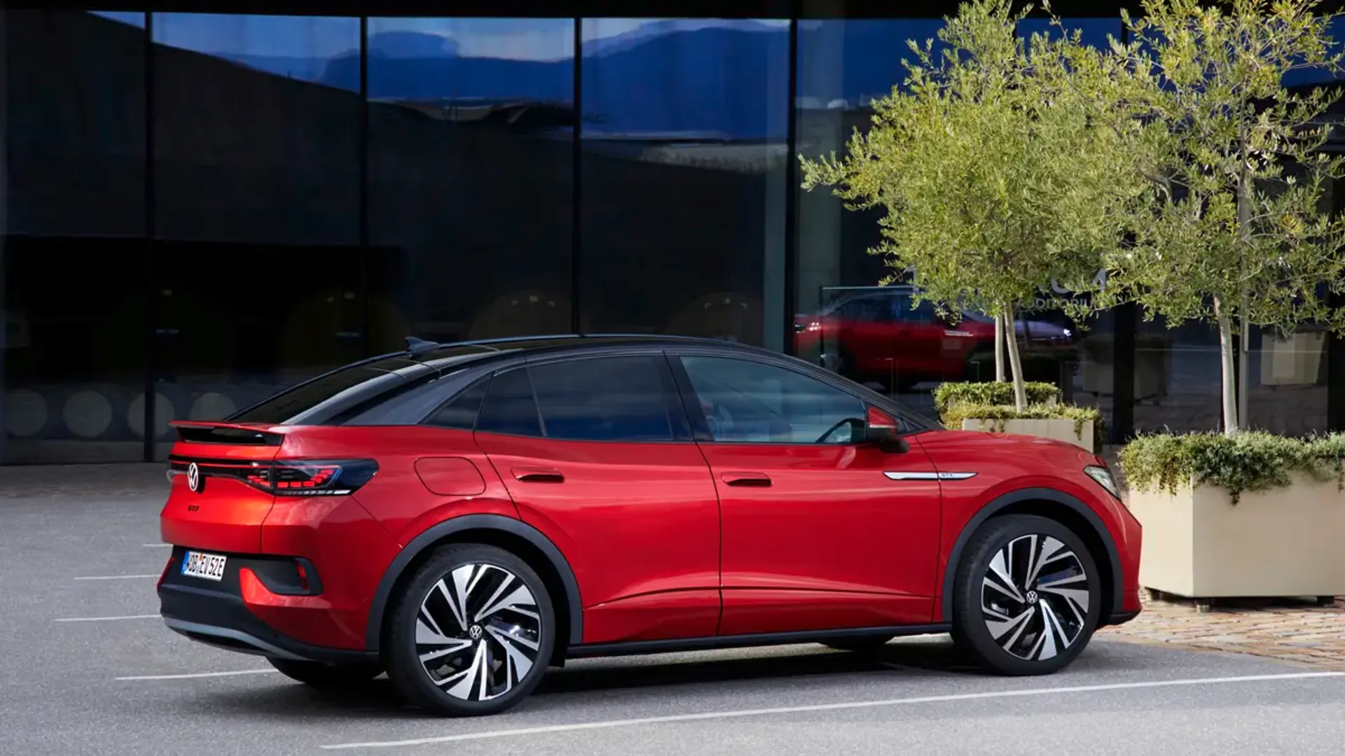 Elettronauti - Volkswagen ID.5 GTX 4MOTION - Blu - Esterno - Vista anteriore a tre quarti