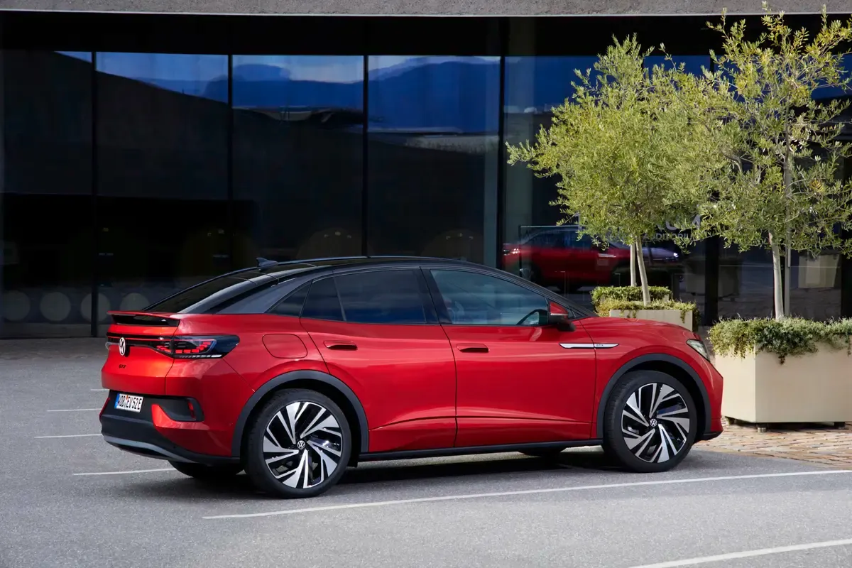 Elettronauti - Volkswagen ID.5 GTX 4MOTION - Blu - Esterno - Vista anteriore a tre quarti