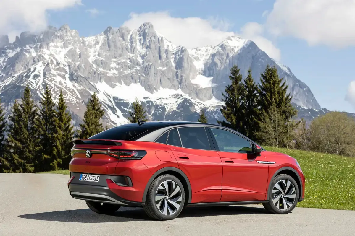 Elettronauti - Volkswagen ID.5 GTX 4MOTION - Rosso - Esterno - Vista anteriore a tre quarti