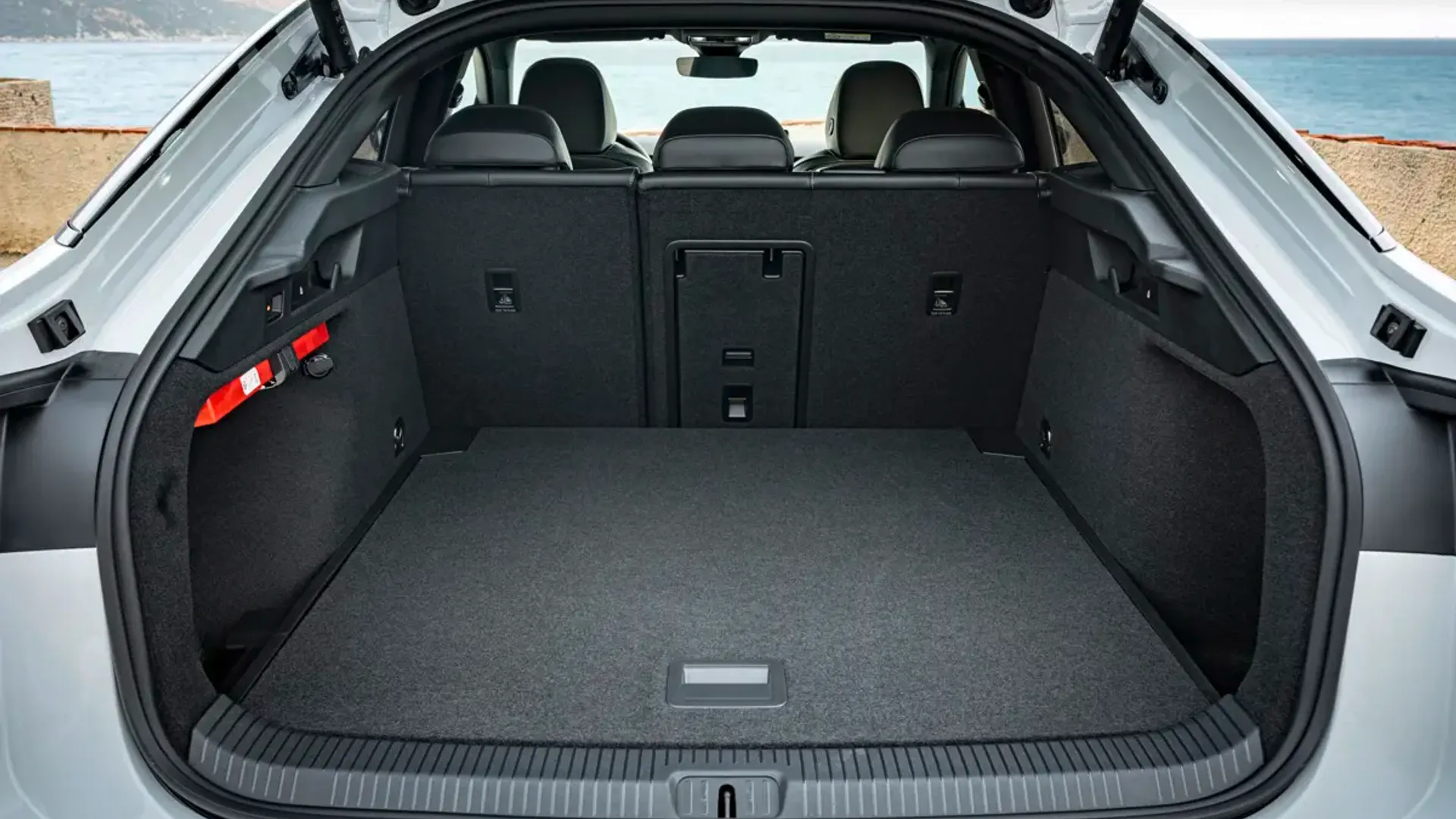 Elettronauti - Volkswagen ID.7 GTX 4MOTION - Rosso - Vano di carico - Bagagliaio